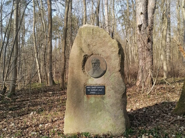 Domeier Gedenkstein Steinerner Gedenkstein im Wald mit Portrait-Relief und Inschrift für Senator Domeier.