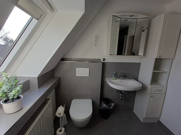 1000033980 Ferienwohnung_Badezimmer mit Waschbecken_Foto_Gemeinde_Gnarrenburg_CC0 (1).jpg Duschbad in Lenas Ferienwohnung