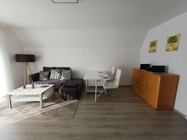Wohnzimmer mit Essbereich in Lenas Ferienwohnung