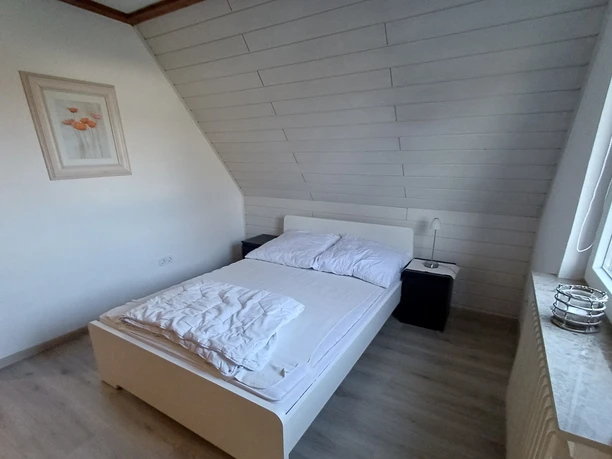 Schlafzimmer mit Doppelbett in Lenas Ferienwohnung Doppelbett in Lenas Ferienwohnung Karlshöfen