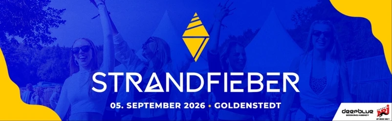 Strandfieber Blaues Banner mit feiernden Menschen, Text: Strandfieber 05. September 2026 Goldenstedt.