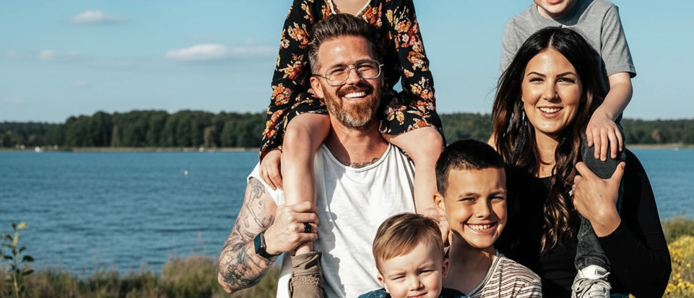 OfflineZeit-Familienzeit.png Eine lachende Familie mit vier Kindern steht vor gelben Blumen am Ufer des Steinhuder Meeres.