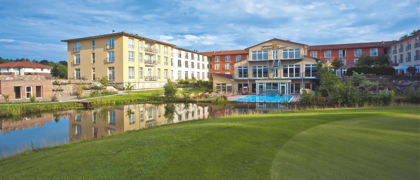 Best Western Premier Castanea Resort Hotelansicht Außenansicht des Castanea Resorts mit großem Golfplatz, Teich und Poolanlage an einem sonnigen Tag.