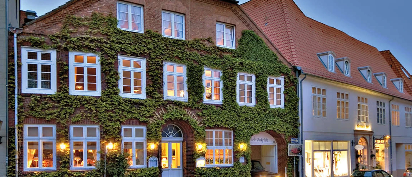 Hotel Bremer Hof Außenansicht Außenansicht des efeubewachsenen Hotels Bremer Hof in Lüneburg bei einsetzender Dämmerung.