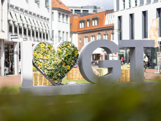 Schriftzug © Lena Descher-0275.jpg Schriftzug I love GT mit Blumenherz in der Gütersloher Innenstadt