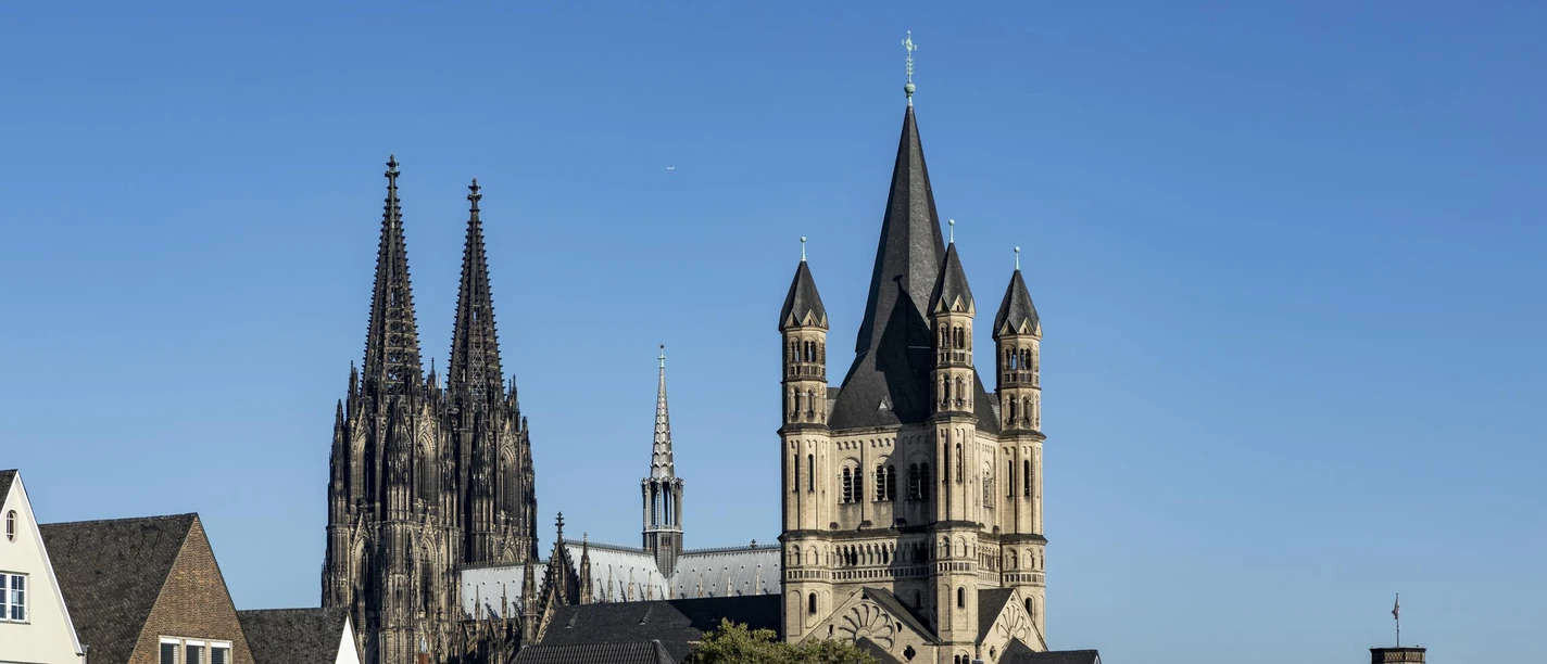 Altstadt von Köln Bunte Häuser der Kölner Altstadt vor Dom und Groß St. Martin unter blauem Himmel