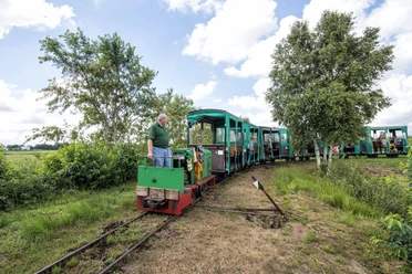 Moorbahn Ahlenmmor Grüne Moorbahn mit Fahrgästen auf erlebnisreicher Tour durch die weite Natur im Ahlenmoor.