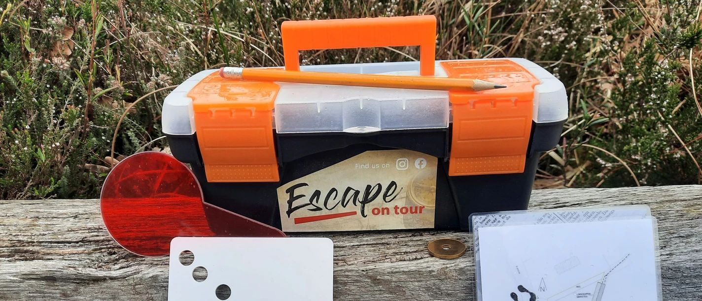 Koffer escape on tour, Ahlenmoor Spannendes Escape-Spiel im Moor: Rätselkoffer mit Karten, Schablonen und Stift in der Natur.
