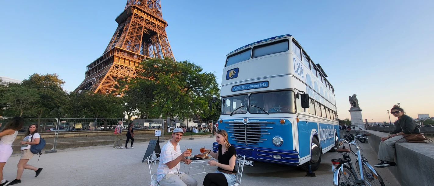 Michel Malcin und Helene Volkensfeld vor dem Eiffelturm (c) Michel Malcin.jpg
