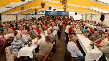 Der Frühschoppen beim Buschfest Der Frühschoppen beim Buschfest