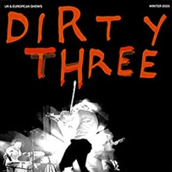 Schwarz weißes Konzertmotiv mit energiegeladenen Musikern und rotem Dirty Three Schriftzug