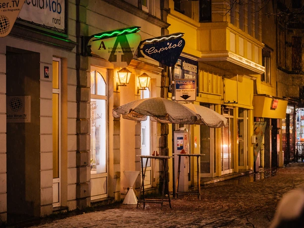 ANK_Capitol_BRHV_10MAR23-0075992 (c) Jonas Ginter Arbeitnehmerkammer Bremen.jpg Beleuchteter Eingang des Capitol Theaters in Bremerhaven an einem verschneiten Abend.