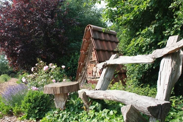 Garten MeierMüller_Insektenhotel im Naturgarten_Offene Gaerte im Muehlenkreis Mi-L_FHD.jpg