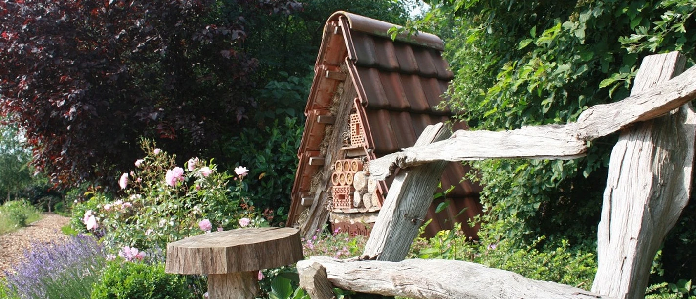 Garten MeierMüller_Insektenhotel im Naturgarten_Offene Gaerte im Muehlenkreis Mi-L_FHD.jpg
