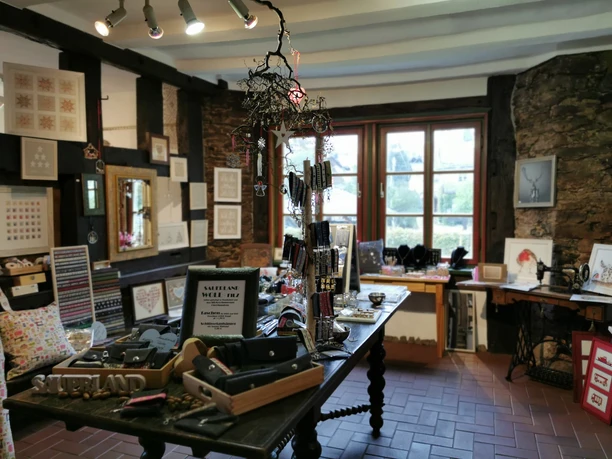 Kleiner Shop im Stickereimuseum In einem Ausstellungsraum des Stickereimuseums gibt es Stickereien und lokale Handwerkswaren sowie einen kleinen Shop.