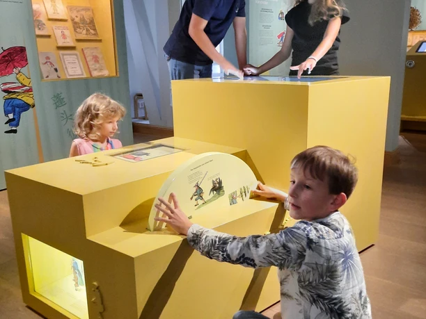 Struwwekosmos - Kinder - Geschichteninsel Kinder nutzen interaktive Station im Struwwelpeter-Museum Frankfurt