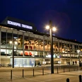 Schauspiel Frankfurt - Fassade Schauspiel Frankfurt bei Nacht am Willy-Brandt-Platz mit Straßenbahn