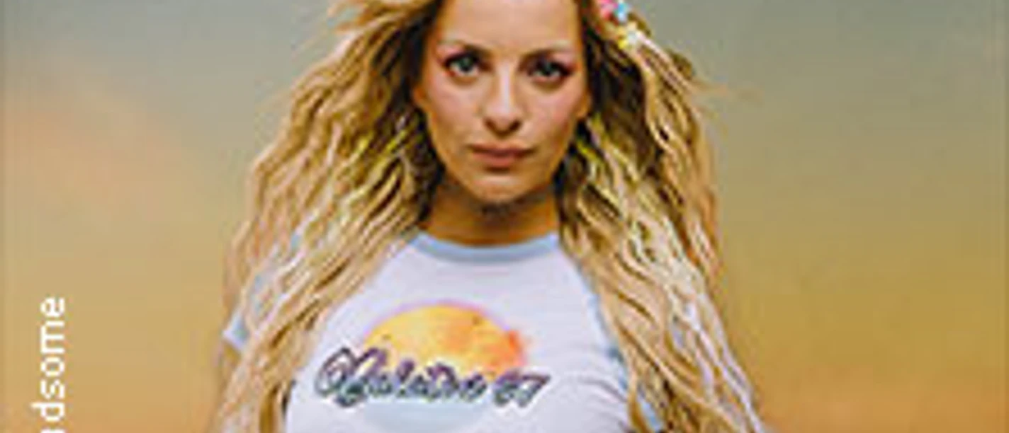 Eine blonde Frau vor Sonnenuntergangskulisse mit Balaton97-Schriftzug über ihr.
