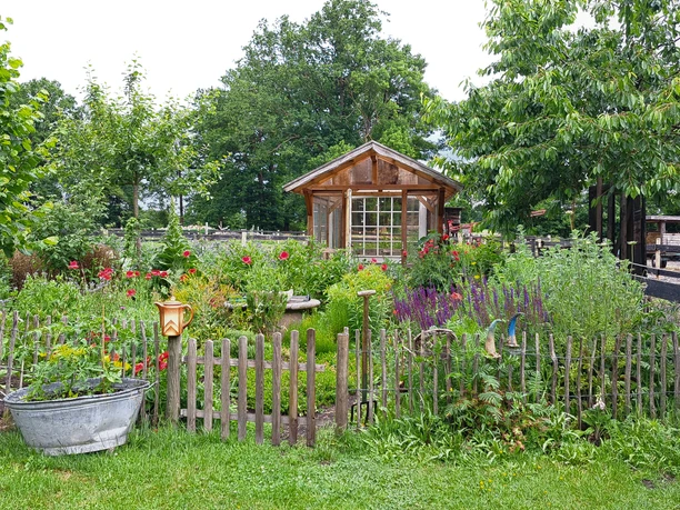 Naturgarten der Töpferei Sundern mit Keramik-Objekten