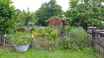 Landidylle - Blick in den Naturgarten der Töpferei Sundern mit Keramik-Objekten Naturgarten der Töpferei Sundern mit Keramik-Objekten