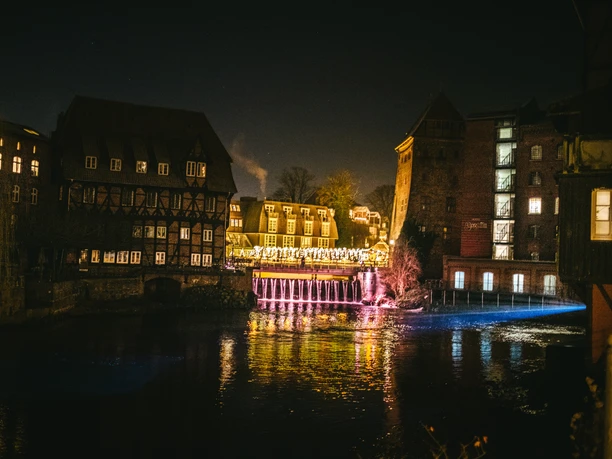 beleuchtete Brausebrücke während der Weihnachtsstadt