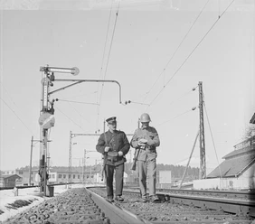 Eisenbahn triff auf Militär, Steckenpatrouille | Quand un militaire rencontre und cheminot... une patrouille routière | La ferrovia incontra l’esercito, una pattuglia di percorso, Zollikofen, 1941.