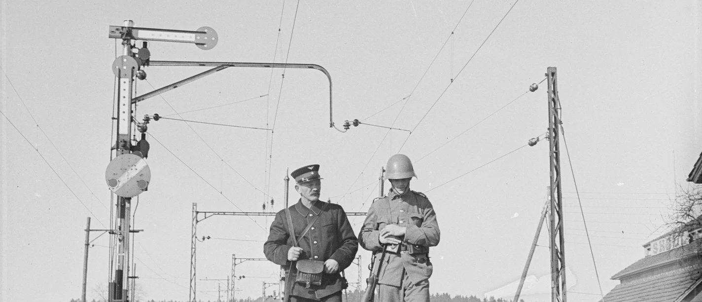 Eisenbahn triff auf Militär, Steckenpatrouille | Quand un militaire rencontre und cheminot... une patrouille routière | La ferrovia incontra l’esercito, una pattuglia di percorso, Zollikofen, 1941.