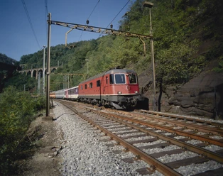 Eine Re 6/6 mit internationalem Schnellzug auf der Gotthard-Südrampe | Une Re 6/6 avec un train express international sur la rampe sud du Gothard | Una Re 6/6 con un treno diretto internazionale sulla rampa sud del Gottardo, 1994.