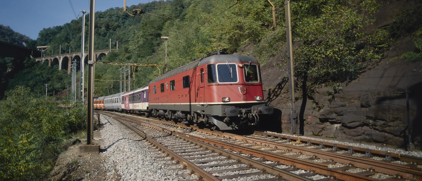 Eine Re 6/6 mit internationalem Schnellzug auf der Gotthard-Südrampe | Une Re 6/6 avec un train express international sur la rampe sud du Gothard | Una Re 6/6 con un treno diretto internazionale sulla rampa sud del Gottardo, 1994.