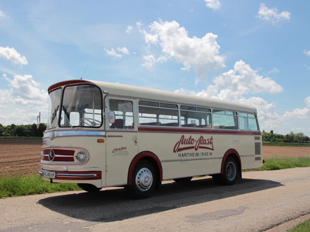 Oldtimerbus Auto-Rast