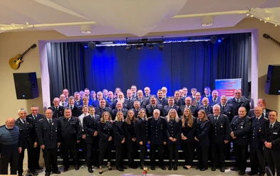 JHV 2026.JPEG Gruppenfoto der Feuerwehr Greene in Uniform auf einer Bühne vor blauem Vorhang.