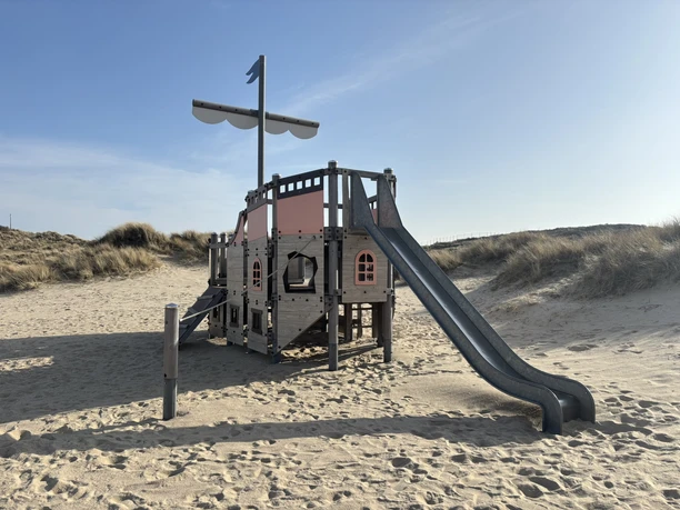 Piraten-Spielschiff auf dem Campingplatz-Spielplatz