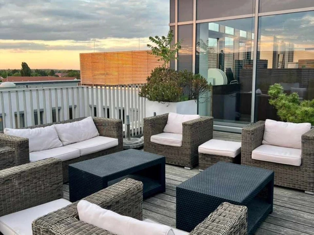 Dachterrasse Sitzgelegenheiten proWissen k.Engel.jpg Dachterrasse Sitgelegenheiten im Bildungsforum