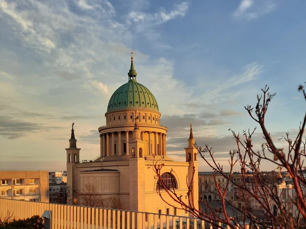 Dez.20 K.Engel gute Qualität.jpg Blick auf die Nikolaikirche von der Terrasse des Bildungsforums