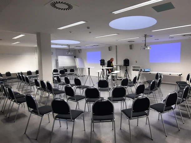 VolmerSüring fishbowl Bestuhlung ©_Kerstin Engel.jpg Tagungsraum VolmerSüring Bestuhlung