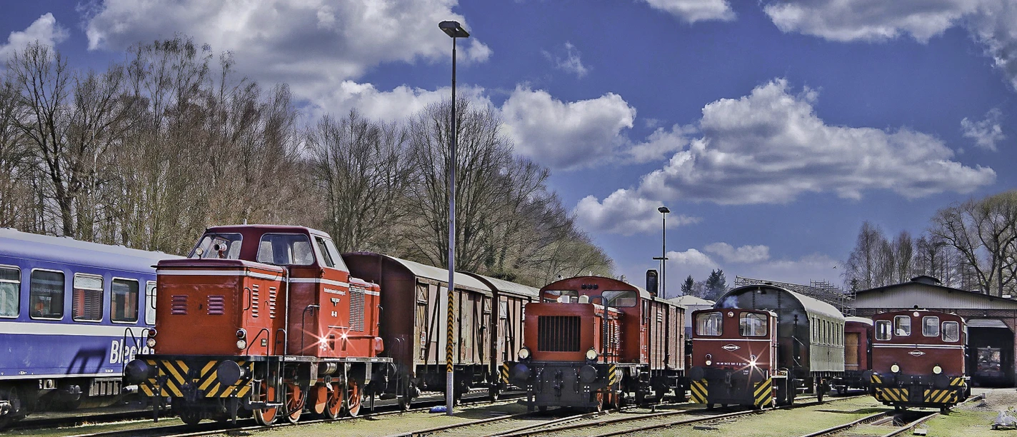 Tag-der-offenen-Tuer.jpg Mehrere Museumszüge vom HEIDE-EXPRESS stehen vor dem Lokschuppen aufgereiht