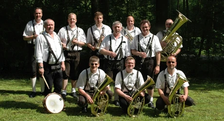 20241012_hallo_minden_frohsinn_und_gemutlichkeit_wehe_suelter.jpg Elf Musiker in Tracht stehen mit Blasinstrumenten und einer Trommel auf einer Wiese.