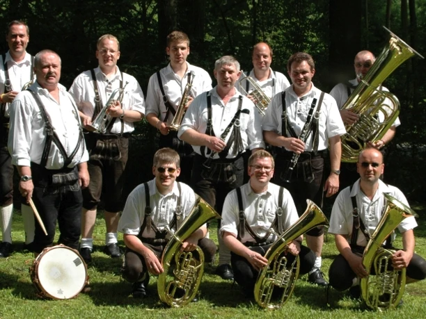 20241012_hallo_minden_frohsinn_und_gemutlichkeit_wehe_suelter.jpg Elf Musiker in Tracht stehen mit Blasinstrumenten und einer Trommel auf einer Wiese.