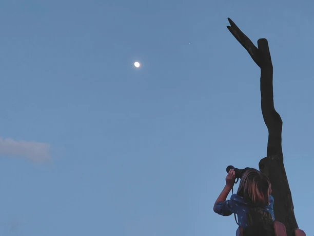 Gemeinde Hille Kinder Sternblick Kind mit Fernglas auf Aussichtsturm blickt zum Mond am Abendhimmel