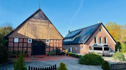 Apartment Hof Düker - Gelände Hofgelände mit Fachwerkscheune, Wohnhaus mit Solardach und Wohnmobil im Innenhof