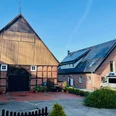 Apartment Hof Düker - Gelände Hofgelände mit Fachwerkscheune, Wohnhaus mit Solardach und Wohnmobil im Innenhof