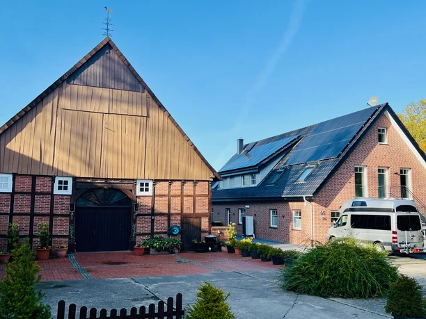 Apartment Hof Düker - Gelände Hofgelände mit Fachwerkscheune, Wohnhaus mit Solardach und Wohnmobil im Innenhof