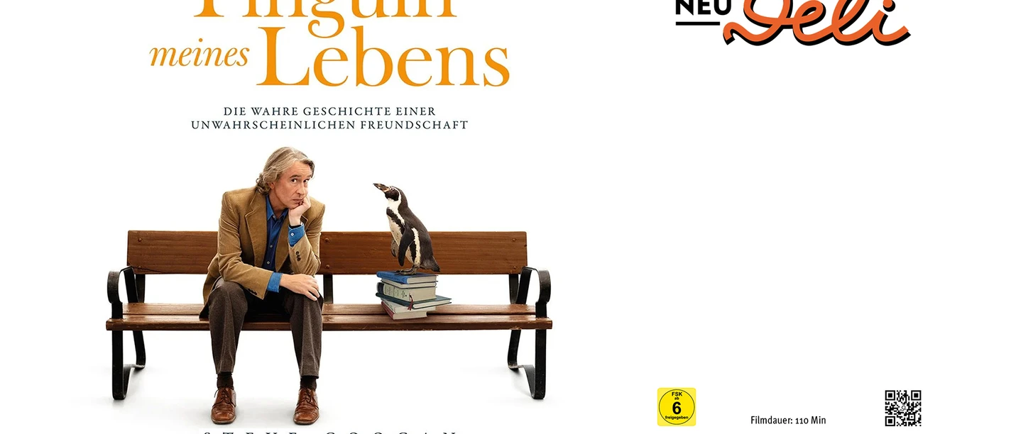 07-04 Der Pinguin meines Lebens.jpg Filmplakat: Ein Mann sitzt auf einer Bank und blickt auf einen Pinguin auf Büchern.