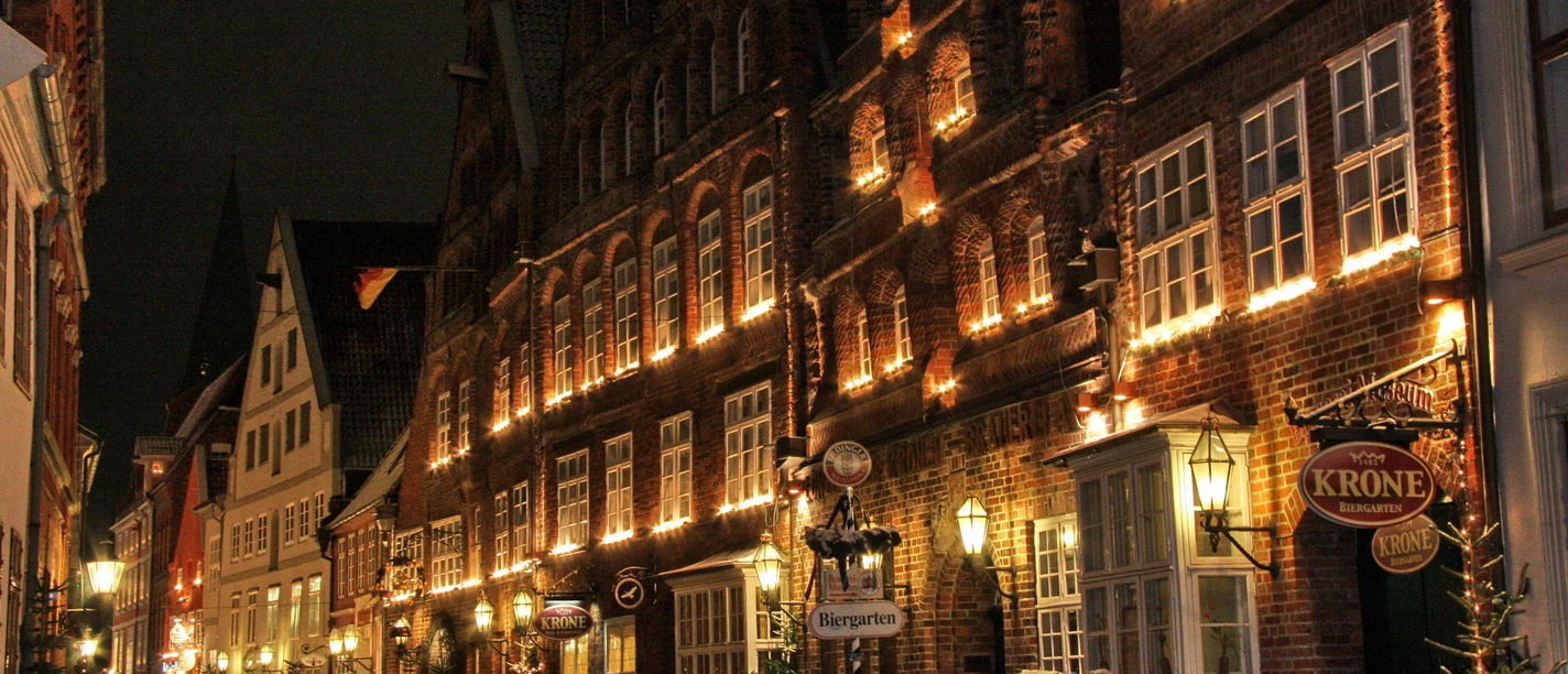 Giebel_im_Licht_CC BY-SA_©Lüneburg Marketing GmbH.jpg Beleuchtete historische Backsteingiebel in der Weihnachtszeit.