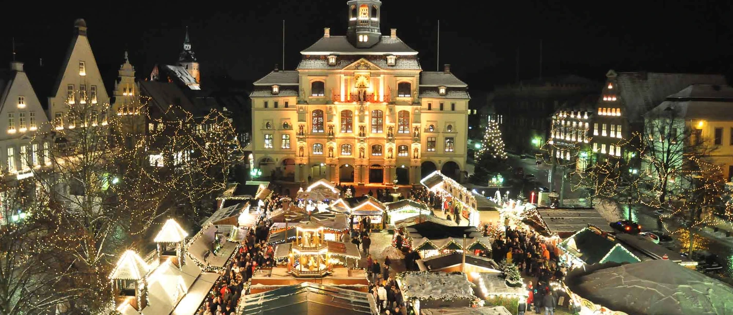 Advent-Advent-Weihnachtsstadt_CC BY-SA_(C)Lüneburg Marketing GmbH.jpg Festlich beleuchteter Weihnachtsmarkt am Lüneburger Rathaus am Abend mit vielen Besuchern.
