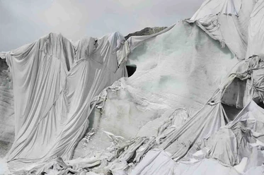 Stefanie Pluta Scenario for a Crystal, 2014 Gletscherflächen unter ausgebreiteten Schutzplanen mit Falten und teils geöffneten Bereichen