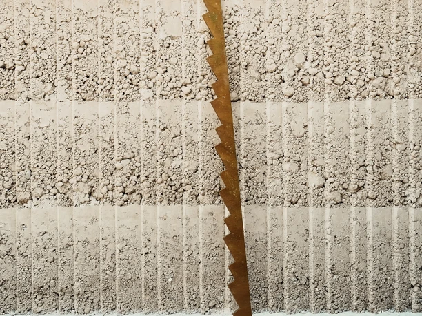 Kloster Ingenbohl Schalungsschablone vor ausgeschalter Trasskalkwand © Sandro Livio Straube