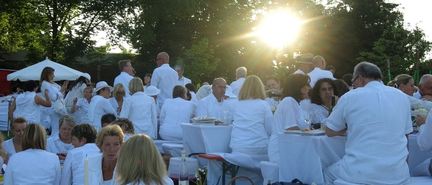 Dine en blanc.jpg
