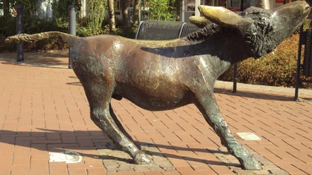Esel_HD_16zu9.JPG Eine Bronzeskulptur eines Esels steht auf einem gepflasterten Platz im Freien in Salzgitter.