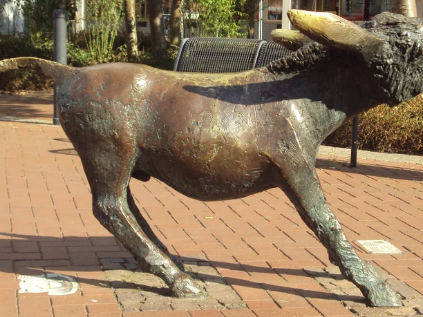 Esel_HD_16zu9.JPG Eine Bronzeskulptur eines Esels steht auf einem gepflasterten Platz im Freien in Salzgitter.